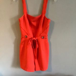 Shorts romper a delyn rae. Reddish orange size sm